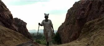 dashrath manjhi berjalan naik ke jalan yang baru aja dikerjakan