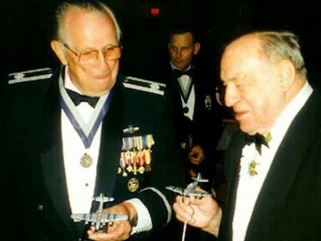  Foto kenangan masa tua pertemuan hangat reuni antara Franz Stigler dan Charlie Brown