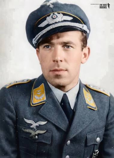 Foto potret resmi Franz Stigler mengenakan seragam pilot tempur Luftwaffe Jerman dengan medali militer